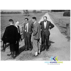Foto 7. Mannen in overleg